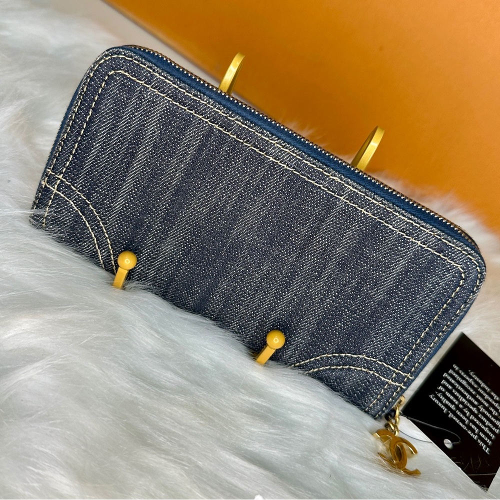 CHANEL Blue Denim Wallet with Gold Details - Picture 4 of 14